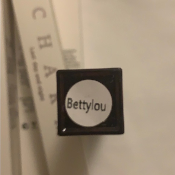 πCHARM MATTE LIQUID LIPSTICK π - Picture 4 of 5